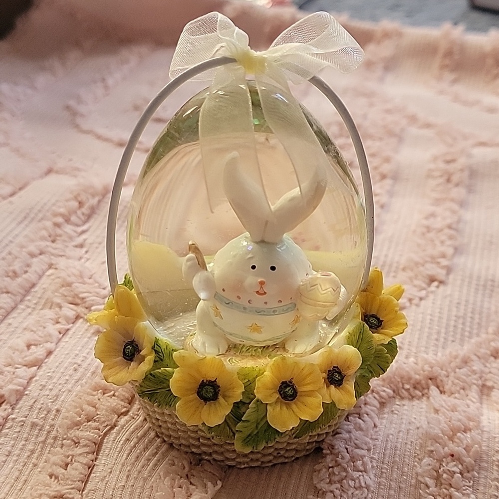 Easter Bunny Snow Globe, 4.5 inches tall. Glitter when shaken.